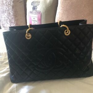 Beautiful Vintage CHANEL 🖤🤍 Tote